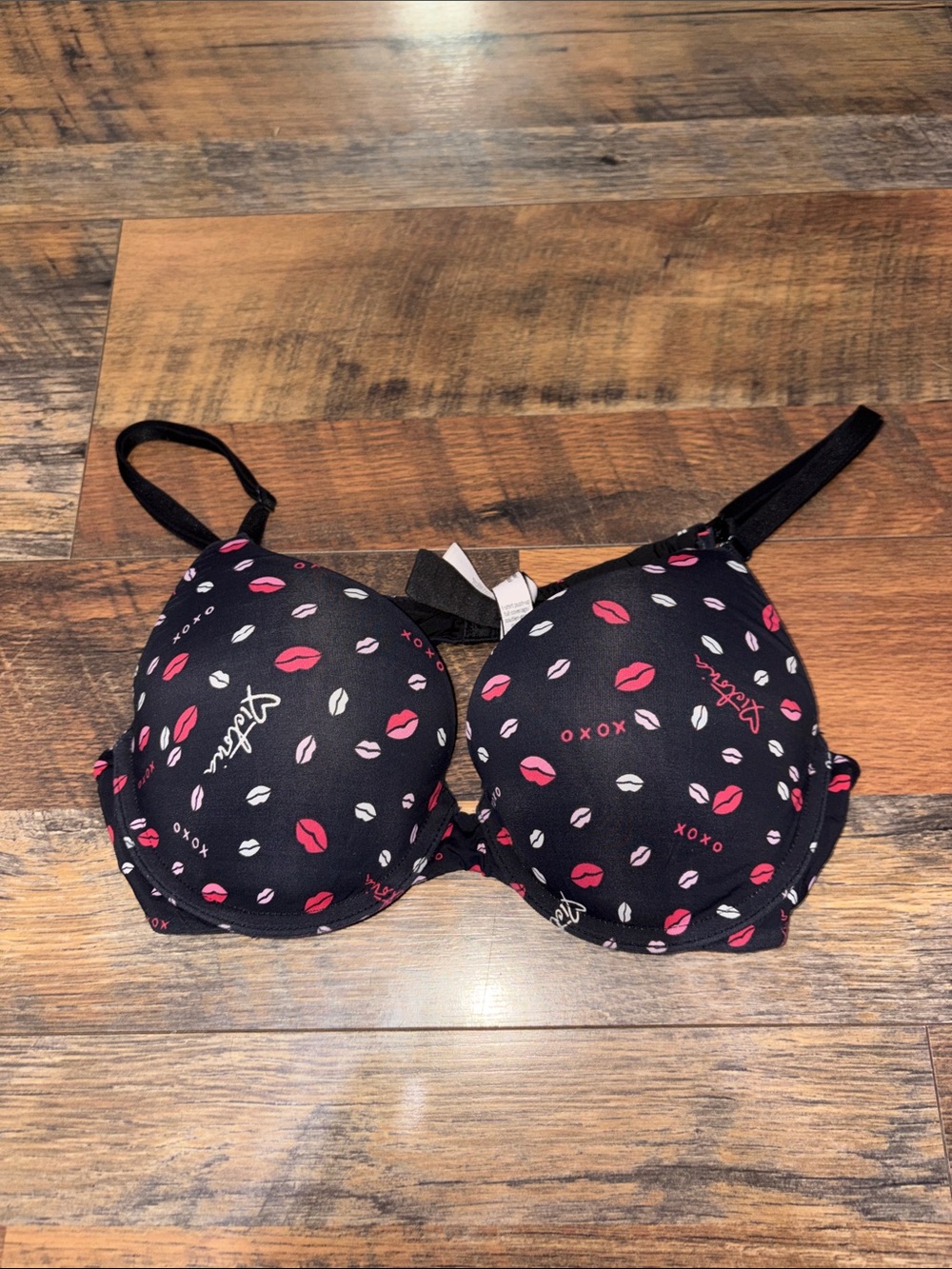 Victoria's Secret molded cup‎ bra features a playful "XOXO" and lip pattern